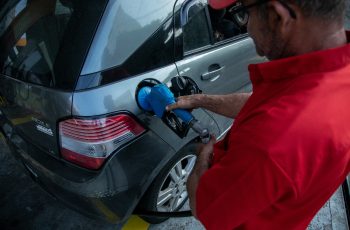 Petróleo avança e fecha a US$ 86 por barril após anúncio de fim do cessar-fogo com o Irã. 4 IGP-10 amplia queda em julho, mas nova alta do petróleo e El Niño ameaçam alívio da inflação