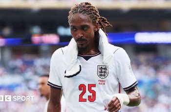 Cristian Romero e Guglielmo Vicario devem deixar o Tottenham, segundo De Zerbi 6 Djed Spence holding a water bottle with a towel around his shoulders after England's win over France at the World Cup