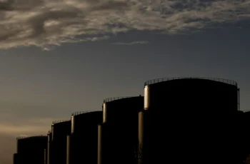 Petróleo Brent valoriza 4,66% e atinge US$ 98,45 por barril após ataques dos EUA ao Irão 5 Redação