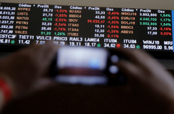 Ibovespa apresenta recuperação em julho após quatro meses de perdas, com valorização acumulada no mês. 2 Inflação para baixo no Brasil e nos EUA pode trazer fluxo gringo de volta para B3?