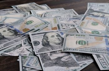 Dólar fecha estável em R$ 5,08, enquanto Ibovespa recua 1,52%