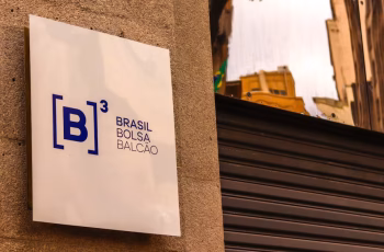 Ibovespa fecha em alta com prévia da inflação e impasse por tarifas entre China e EUA; dólar recua