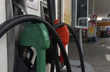 Petróleo se aproxima dos US$ 80 com incertezas sobre acordo de paz entre Estados Unidos e Irã 5 Adiada retirada de subsídio da gasolina após incertezas no Irã - Rádio Santana FM