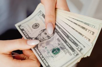 Dólar recua 0,06% e encerra a R$ 5,0809 nesta sexta-feira (24) 2 Dólar fecha em R$ 5,0809 com leve queda de 0,06% nesta sexta-feira