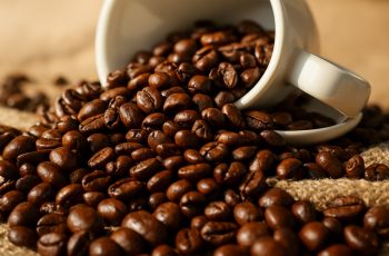 Café arábica encerra com queda de 3,9% na comparação anual, enquanto robusta avança 13% 3 Carta Grãos e Agricultura - Café em alta