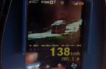 Carreta-cegonha é flagrada a 138 km/h na BR-116, gerando multa de R$ 880,41 3 foto da carreta flagrada em alta velocidade na BR-116, na grande curitiba. a imagem mostra o radar portátil operado pela equipe da PRF