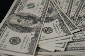 Ibovespa encerra o dia em leve alta, impulsionado por dados de inflação e expectativa de juros nos EUA 2 Dólar fecha em leve alta no Brasil com Fed no foco