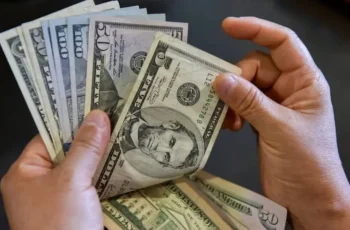 Dólar avança em alta moderada no mercado à vista, alinhado à valorização externa da moeda. 2 Dólar sobe com exterior e queda do petróleo