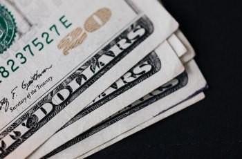 Dólar à vista recua 0,50% e fecha a R$ 5,1227 9 Dólar fecha em queda em sessão de tomada de risco | BDM