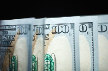 Dólar fecha em alta com fortalecimento da moeda no exterior, alta dos Treasuries e sinalizações do Fed