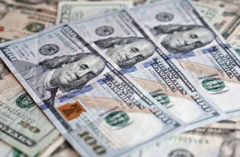 A decisão, abaixo das expectativas mais duras do mercado, impulsionou ativos de risco e favoreceu o real, enquanto a Bolsa brasileira caiu