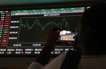 Ibovespa recua 0,93% e fecha a 172.447,58 pontos 2 Ibovespa fecha em queda descolado de NY e com volume reduzido