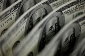 Dólar fecha em alta de 0,24% a R$ 5,111 nesta sexta-feira, 17 de julho de 2026 3 Tensão global impulsiona dólar a R$ 5,11 e freia bolsa brasileira em dia de alta do petróleo
