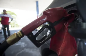 Petróleo Brent é negociado a US$ 70 por barril, alinhado a níveis pré-conflito no Oriente Médio 9 Governo inicia retirada de subsídio de R$ 0,44 da gasolina, afirma ministro
