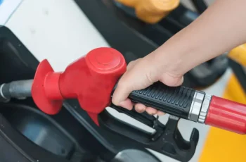 Petróleo tipo Brent é negociado a US$ 70, após queda em meio a tensões no Oriente Médio 7 Gasolina também deve acompanhar tendência internacional de queda