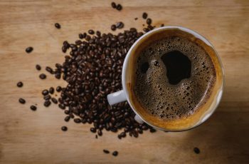Valorização do preço do café é impulsionada por incertezas climáticas e redução da oferta global. 5 Chuvas atrasam colheita do café, e cotação do grão sobe mais de 10%