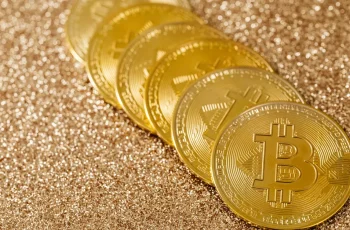 Bitcoin sobe 3,5% e se aproxima de US$ 64 mil após recuperação de perdas 1 Bitcoin sobe para US$ 64 mil com alta de chips e iene