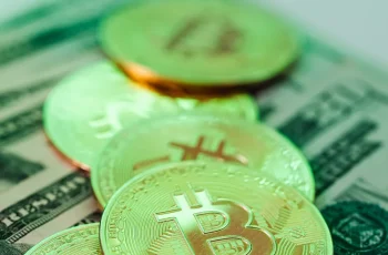 Bitcoin oscila perto de US$ 63.800 com leve queda de 0,3% em meio a tensões geopolíticas entre EUA e Irã 4 Bitcoin e ether pouco mudam com novos ataques dos EUA ao Irã