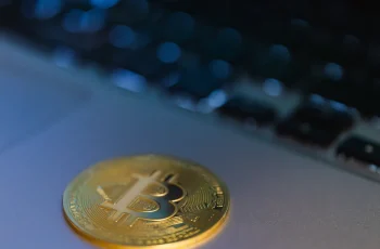 Bitcoin movimenta 5.908 BTC, equivalentes a US$ 383 milhões, após oito anos inativa 1 Baleia do Bitcoin de 2017 movimenta fortuna de US$ 383 mi
