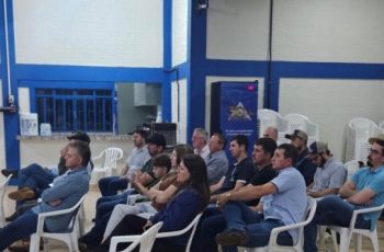 Soja pode ter preços elevados devido a possíveis quebras de safra causadas por fenômeno El Niño, alerta especialista. 3 Especialista aponta incerteza climática como principal fator para o mercado futuro da soja em palestra em Nueva Esperanza, Paraguai