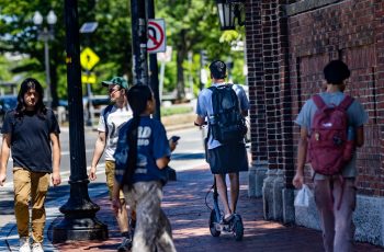 Aumento de acidentes com e-bikes e scooters elétricos preocupa médicos e autoridades em Massachusetts 12 A teen rides an e-bike on Cross Street in Somerville. (Jesse Costa/WBUR)