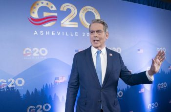 Bessent afirma que a única forma de superar a dívida dos EUA é por meio do crescimento econômico 2 Bessent, Warsh kick off G20 finance meeting with growth-focused remarks