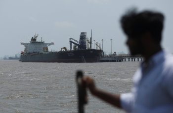 Petróleo Brent despenca 7% e fecha a US$ 83,57 por barril em meio a desescalada de tensões no Oriente Médio 1 Acompanhe a cotação do petróleo neste domingo (2) - 02/08/2026 - Economia