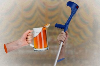 Justa causa mantida para trabalhador que participou da Oktoberfest durante afastamento por acidente de trabalho 1 Homem afastado que foi à Oktoberfest e ergueu muletas terá justa causa