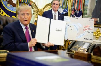 Trump renomeia lago Ontário para "lago América" em meio a tensões comerciais com o Canadá 8 Donald Trump renomeia lago Ontário como lago América - 27/08/2026 - Mundo
