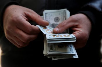 Dólar à vista avança 0,13% e fecha a R$ 5,208 na venda 2 Dólar hoje sobe com tensão no Oriente Médio e juros no radar