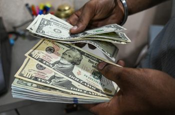 Dólar fecha em baixa de 0,44%, cotado a R$ 5,1055 na venda 9 Dólar hoje cai 0,44%, a R$ 5,10, contrariando exterior após Copom e alta do petróleo