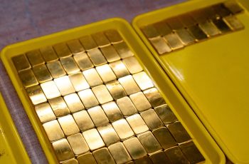 Ouro encerra em alta de 0,36% a US$ 4.697,80 por onça-troy nesta segunda-feira 3 Ouro fecha em alta e atinge maior valor desde maio com Oriente Médio e Treasuries