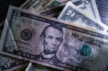 Dólar avança 0,22% após queda significativa na última semana 3 Dólar mais barato favorece emergentes e commodities, mas exige cautela do investidor