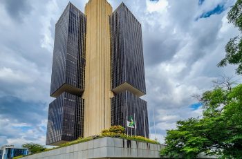 Petróleo sobe 1,3%, com barril a US$ 80. 1 Copom decide juro, petróleo a US$ 80, dólar, Ibovespa, mais agenda e pílulas da economia 05.07