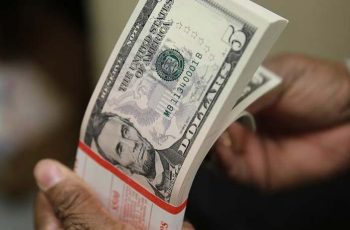Dólar recua 0,09% e fecha a R$ 5,0832 na venda 3 Dólar oscila perto da estabilidade com mercado atento ao Oriente Médio