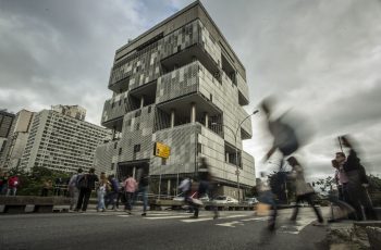 Petróleo supera os US$ 100 por barril em meio à volatilidade causada pela guerra no Oriente Médio 5 Petrobras divulga balanço hoje: mercado espera lucro turbinado por alta na produção e no preço do petróleo