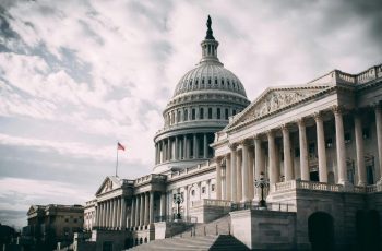 Grayscale abandona planos para ETFs vinculados a Cardano, Polkadot e Hedera 1 Clarity sobrevive (por pouco), Strategy vende e a história não contada do acordo de US$ 1,8 bilhão da Mastercard: a semana das criptomoedas em 5 histórias