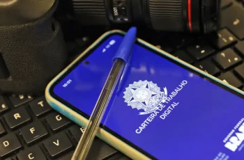 Taxa de desemprego atinge 5,3% em julho, menor patamar da série histórica, segundo IBGE 3 Brasília (DF), 30/04/2025 - Celular com Carteira de Trabalho Digital. Foto: Bruno Peres/Agência Brasil