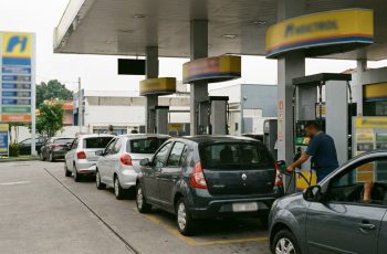 Governo brasileiro aumenta mistura de etanol na gasolina para 32% para reduzir dependência de petróleo importado 12 Aumento de etanol na gasolina passa a valer hoje. Entenda o impacto no preço do combustível