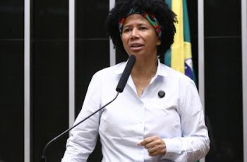 Deputada apoia projeto que utiliza receitas do petróleo para compensar redução de tributos sobre combustíveis 5 Sílvia Cristina apoia PLP que prevê redução de tributos sobre combustíveis