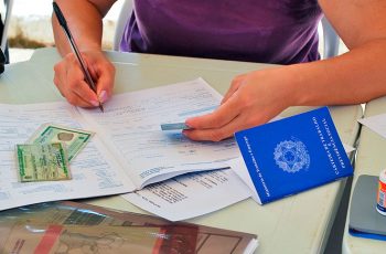 Criação de empregos com carteira assinada cai 56,3% em julho, aponta Caged 11 Número de empregos gerados no mês julho é 57,3% menor do que o registrado em junho, segundo dados do Caged