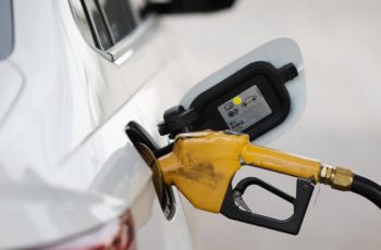 Petróleo Brent sobe mais de US$ 2 e atinge US$ 90 por barril, o maior valor desde 31 de julho 10 combustível