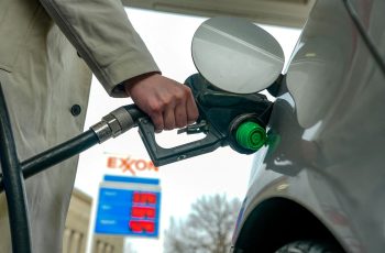 Petróleo permanece acima dos US$ 90 devido à incerteza da guerra no Oriente Médio 10 Preço médio da gasolina nos EUA completa um mês acima de US$ 4 por galão