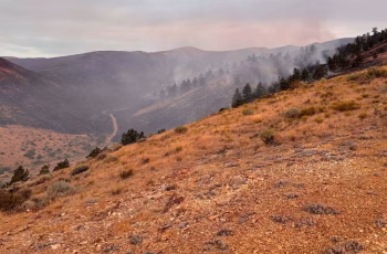 Evacuação em Reno: Novas áreas dos North Valleys têm avisos de evacuação suspensos enquanto o incêndio Hawk Fire avança para 27% de contenção 2 US395 reopens in both directions as evacuations continue to be lifted