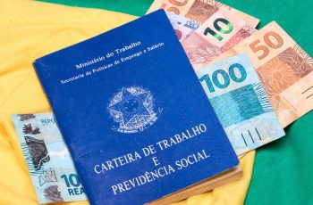 Pagamento do PIS/Pasep para nascidos em novembro e dezembro ocorrerá em 15 de agosto de 2026 11 PISPasep Carteira de trabalho brasileira. Trabalho registrado CLT e dinheiro do Brasil. Salário mínimo Dinheiro real brasileiro.
