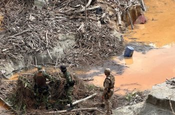 PF realiza operação contra garimpo ilegal no Rio Madeira e destrói embarcações usadas na mineração irregular 8 Raio X expõe caminho para ‘esquentar’ ouro ilegal extraído de reservas e áreas indígenas da Amazônia