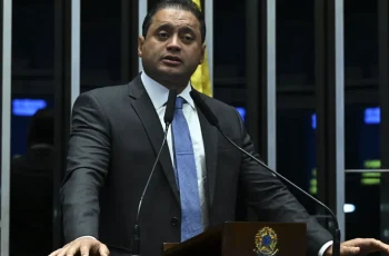 Familiares do senador Weverton Rocha são alvos da operação Sem Desconto da Polícia Federal por suspeita de lavagem de dinheiro 9 Parentes de senador Weverton Rocha e advogado são alvos de operação da PF | Blogs | CNN Brasil
