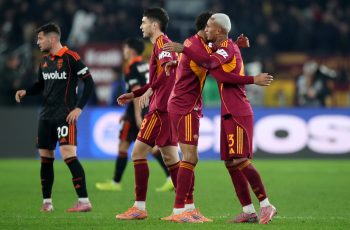 Devyne Rensch desfalca Roma contra Fiorentina por problemas musculares 1 ROME, ITALY - DECEMBER 15: Wesley of AS Roma (R) celebrates with teammate Devyne Rensch after scoring his team