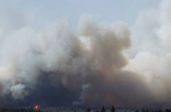 Incêndio florestal próximo a Spokane queima mais de 2.300 acres e ameaça 4.000 estruturas 4 Wildfires spark evacuations in Washington amid dangerous conditions across the Pacific Northwest