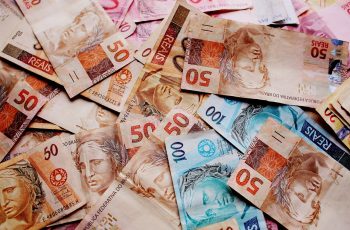 Mega-Sena 3041 sorteia prêmio de R$ 150 milhões nesta quinta-feira; retorno em renda fixa pode chegar a R$ 1,4 milhão em um mês 1 Quanto rende o prêmio de R$ 150 milhões da Mega-Sena na poupança e em outras opções de renda fixa?